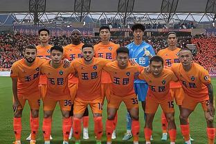 在中国香港比赛中场休息时面对球迷高呼“messi”，梅西招手回应